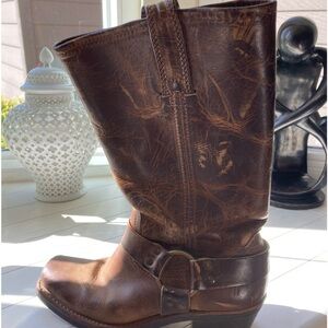 Frye women’s boots size 7.5-8. Gently warn in great condition.